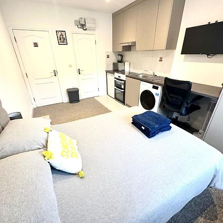 Bright Modern, Private Apartment,15 Mins To Central London Hendon Exteriör bild